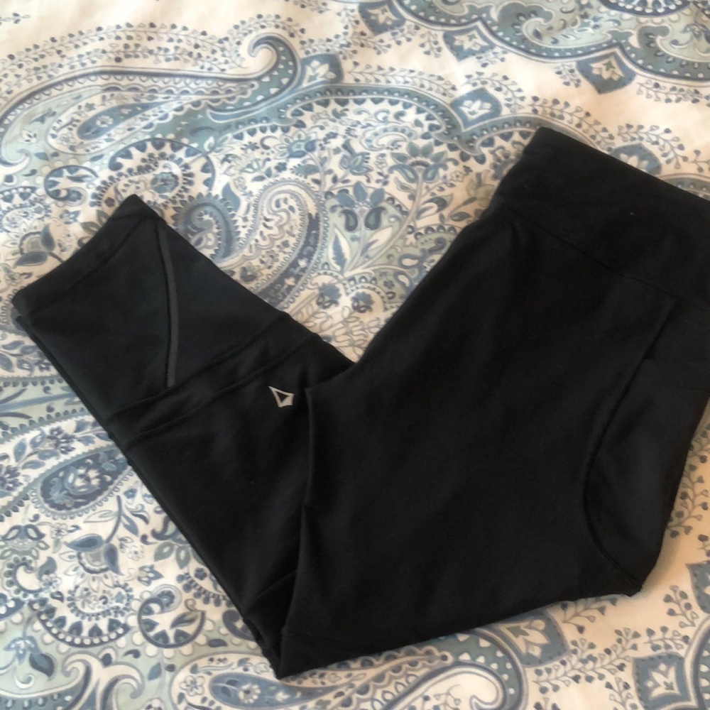 Ivivva by Lululemon Cropped Leggings w/ mesh detail and side pockets